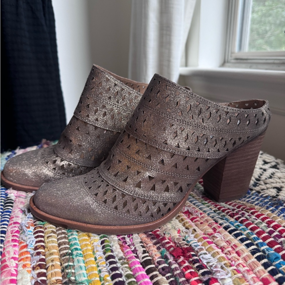 Steve Madden Harmony Mules Dusty Gold Metallic Leather Upper Block Heel Sz 9.5